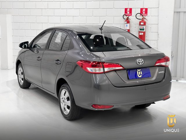 Toyota Yaris Sedan 1.5 16V FLEX SEDAN XL LIVE MULTIDRIVE 2022/2023 cinza à venda na Unique Automóveis em Indaiatuba — foto 6