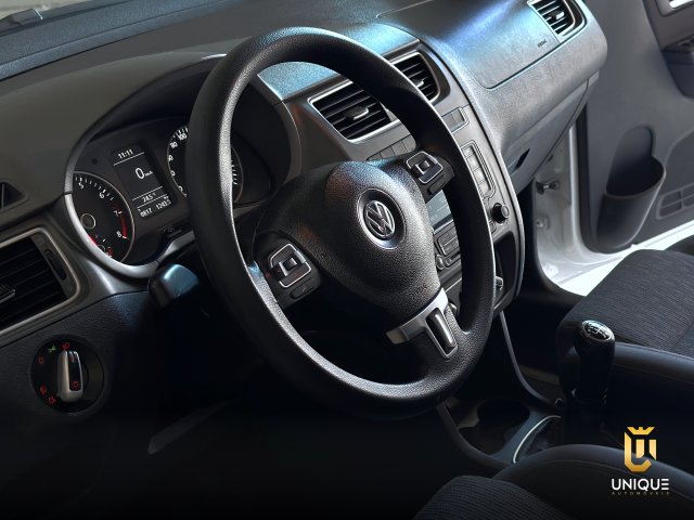 Volkswagen Fox 1.0 MI TRENDLINE 8V FLEX 4P MANUAL 2014 branco à venda na Unique Automóveis em Indaiatuba — foto 15