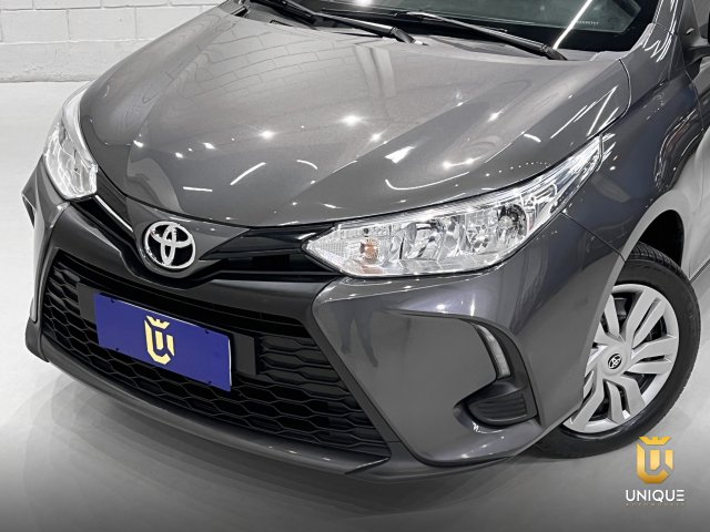 Toyota Yaris Sedan 1.5 16V FLEX SEDAN XL MULTIDRIVE 2022/2023 cinza à venda na Unique Automóveis em Indaiatuba — foto 3
