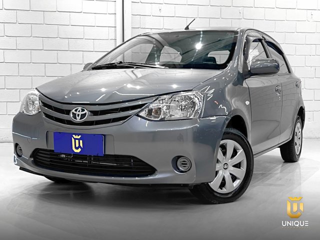 Toyota Etios Hatch 1.3 XS 16V FLEX 4P MANUAL 2013 cinza à venda na Unique Automóveis em Indaiatuba — foto 2