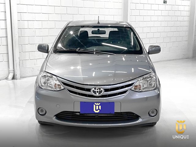 Toyota Etios Hatch 1.3 XS 16V FLEX 4P MANUAL 2013 cinza à venda na Unique Automóveis em Indaiatuba — foto 4