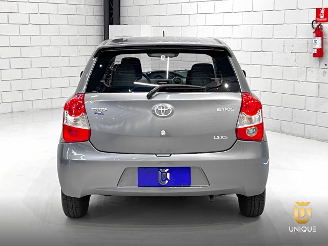 Toyota Etios Hatch 1.3 XS 16V FLEX 4P MANUAL 2013 cinza à venda na Unique Automóveis em Indaiatuba — foto 5