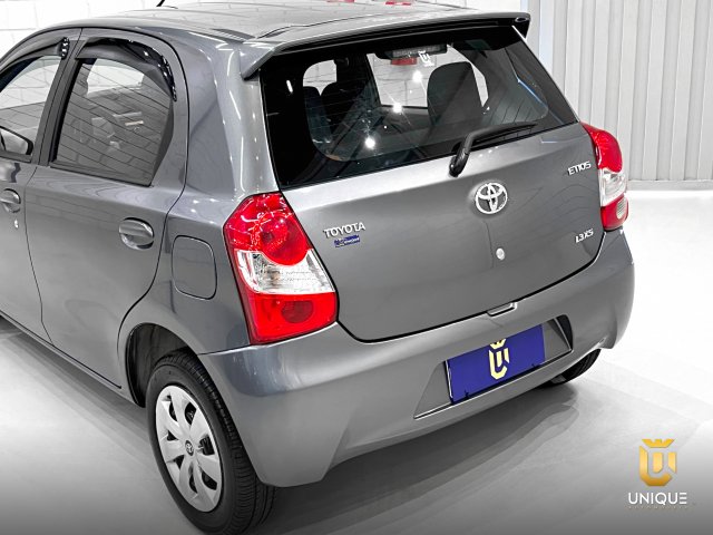 Toyota Etios Hatch 1.3 XS 16V FLEX 4P MANUAL 2013 cinza à venda na Unique Automóveis em Indaiatuba — foto 6
