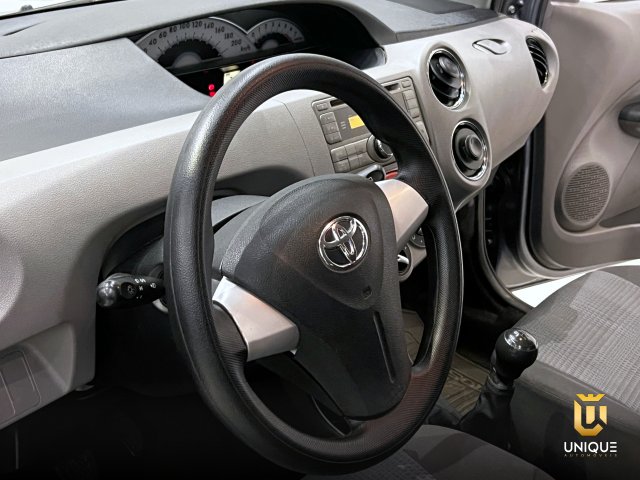 Toyota Etios Hatch 1.3 XS 16V FLEX 4P MANUAL 2013 cinza à venda na Unique Automóveis em Indaiatuba — foto 9