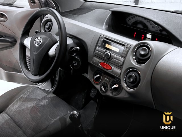 Toyota Etios Hatch 1.3 XS 16V FLEX 4P MANUAL 2013 cinza à venda na Unique Automóveis em Indaiatuba — foto 14