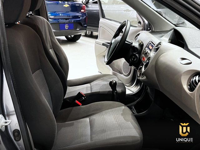 Toyota Etios Hatch 1.3 XS 16V FLEX 4P MANUAL 2013 cinza à venda na Unique Automóveis em Indaiatuba — foto 16