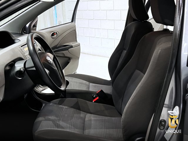 Toyota Etios Hatch 1.3 XS 16V FLEX 4P MANUAL 2013 cinza à venda na Unique Automóveis em Indaiatuba — foto 17