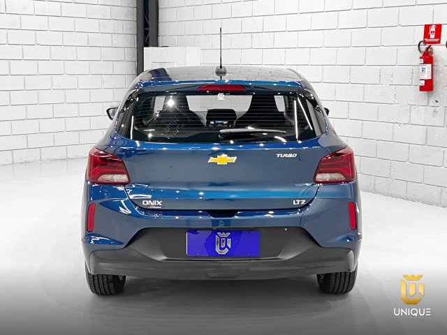Chevrolet Onix 1.0 TURBO FLEX PLUS LTZ AUTOMÁTICO 2022/2023 azul à venda na Unique Automóveis em Indaiatuba — foto 5
