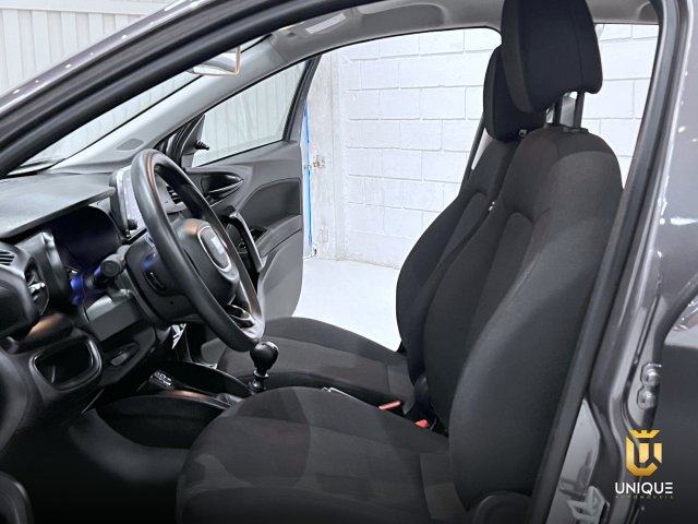 Fiat Cronos 1.0 FIREFLY FLEX DRIVE MANUAL 2023/2024 cinza à venda na Unique Automóveis em Indaiatuba — foto 16