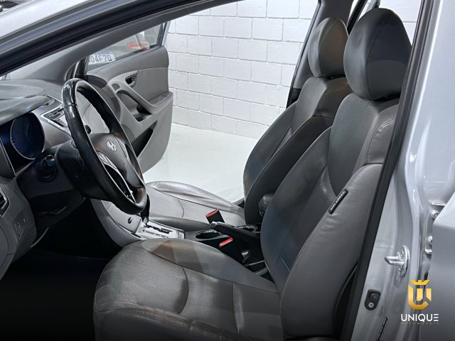 Hyundai Elantra 1.8 GLS 16V GASOLINA 4P AUTOMÁTICO 2012/2013 prata à venda na Unique Automóveis em Indaiatuba — foto 17