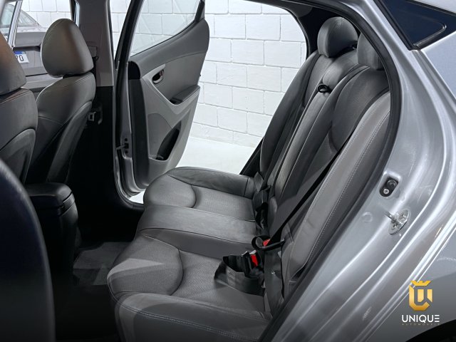 Hyundai Elantra 1.8 GLS 16V GASOLINA 4P AUTOMÁTICO 2012/2013 prata à venda na Unique Automóveis em Indaiatuba — foto 18