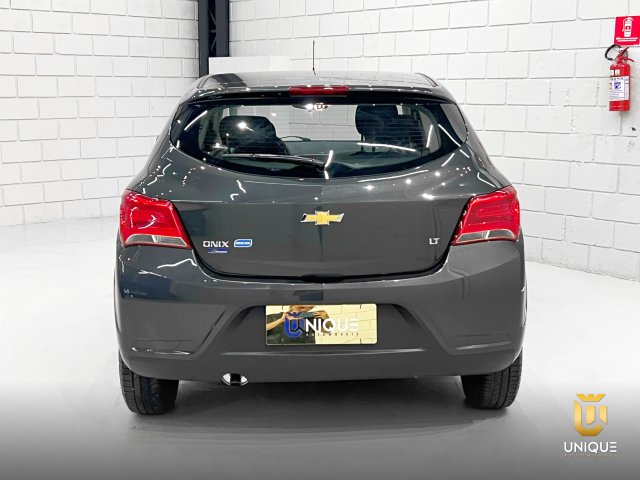Chevrolet Onix 1.0 MPFI LT 8V FLEX 4P MANUAL 2018 cinza à venda na Unique Automóveis em Indaiatuba — foto 5