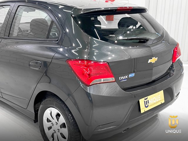 Chevrolet Onix 1.0 MPFI LT 8V FLEX 4P MANUAL 2018 cinza à venda na Unique Automóveis em Indaiatuba — foto 6