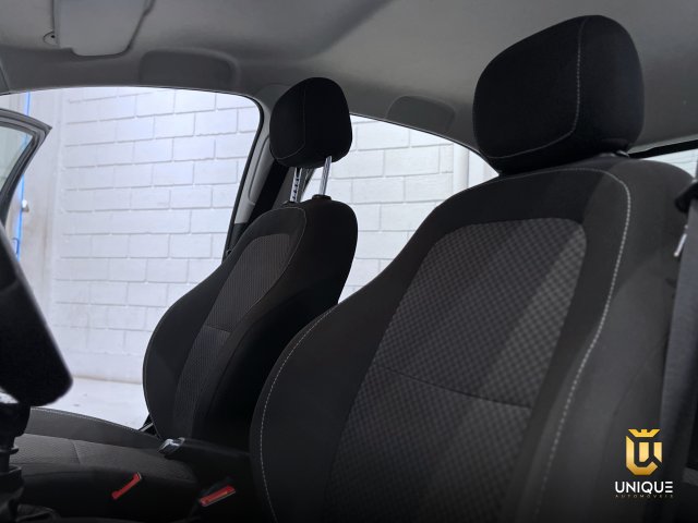 Chevrolet Onix 1.0 MPFI LT 8V FLEX 4P MANUAL 2018 cinza à venda na Unique Automóveis em Indaiatuba — foto 16