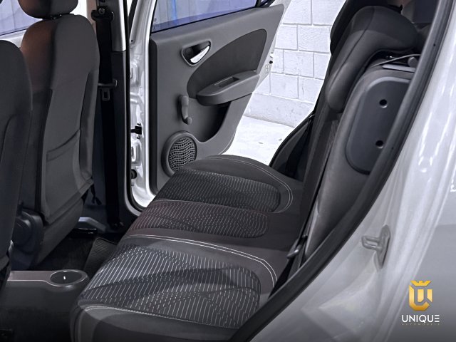 Fiat Palio 1.0 MPI ATTRACTIVE 8V FLEX 4P MANUAL 2014/2015 branco à venda na Unique Automóveis em Indaiatuba — foto 17
