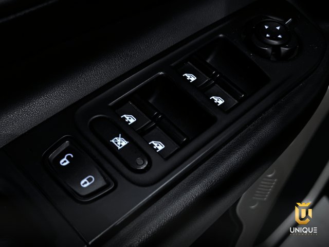 Jeep Renegade 1.8 16V FLEX LONGITUDE 4P AUTOMÁTICO 2015/2016 preto à venda na Unique Automóveis em Indaiatuba — foto 11