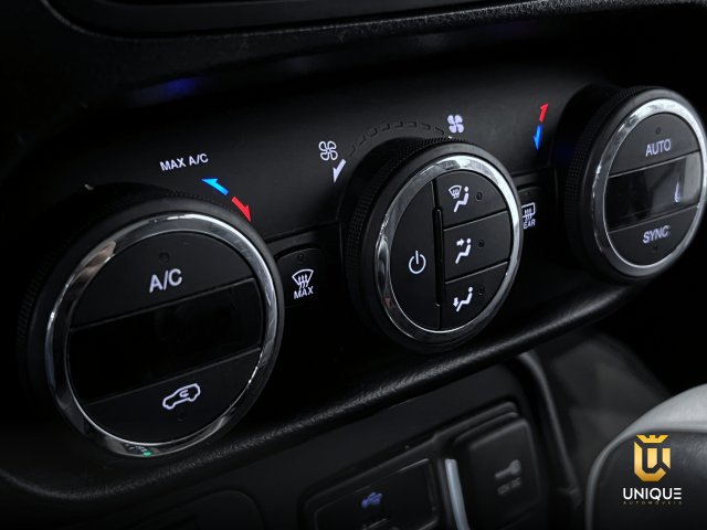 Jeep Renegade 1.8 16V FLEX LONGITUDE 4P AUTOMÁTICO 2015/2016 preto à venda na Unique Automóveis em Indaiatuba — foto 19