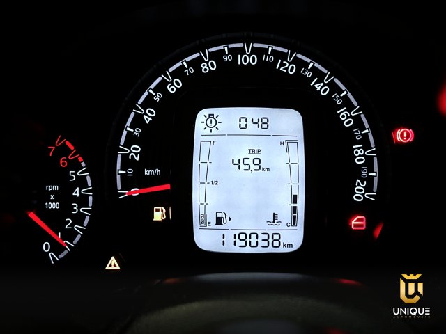 Fiat Mobi 1.0 EVO FLEX LIKE. MANUAL 2017/2018 branco à venda na Unique Automóveis em Indaiatuba — foto 9