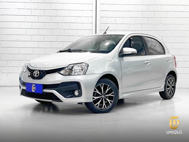 Toyota Etios Hatch 1.5 PLATINUM 16V FLEX 4P AUTOMÁTICO 2017/2018 prata à venda na Unique Automóveis em Indaiatuba — foto 2