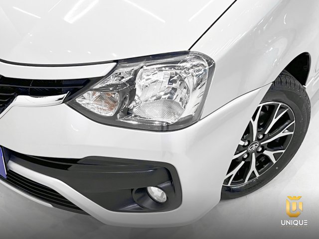 Toyota Etios Hatch 1.5 PLATINUM 16V FLEX 4P AUTOMÁTICO 2017/2018 prata à venda na Unique Automóveis em Indaiatuba — foto 3