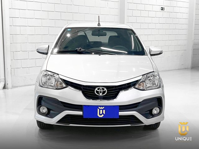 Toyota Etios Hatch 1.5 PLATINUM 16V FLEX 4P AUTOMÁTICO 2017/2018 prata à venda na Unique Automóveis em Indaiatuba — foto 4