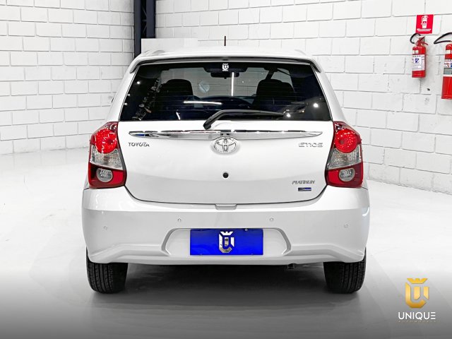 Toyota Etios Hatch 1.5 PLATINUM 16V FLEX 4P AUTOMÁTICO 2017/2018 prata à venda na Unique Automóveis em Indaiatuba — foto 5