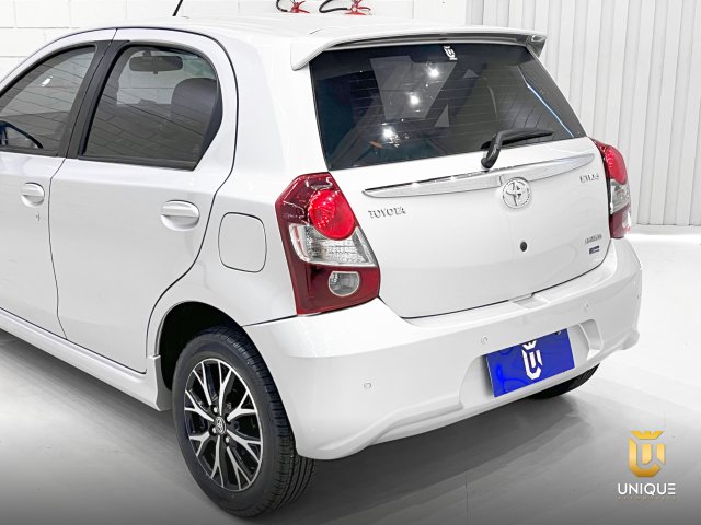 Toyota Etios Hatch 1.5 PLATINUM 16V FLEX 4P AUTOMÁTICO 2017/2018 prata à venda na Unique Automóveis em Indaiatuba — foto 6