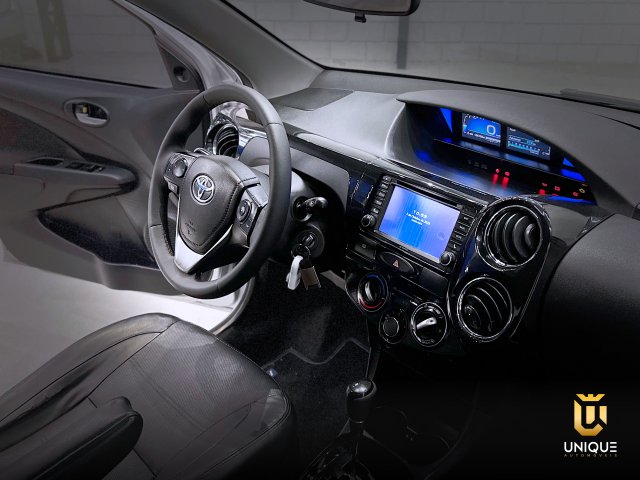 Toyota Etios Hatch 1.5 PLATINUM 16V FLEX 4P AUTOMÁTICO 2017/2018 prata à venda na Unique Automóveis em Indaiatuba — foto 11