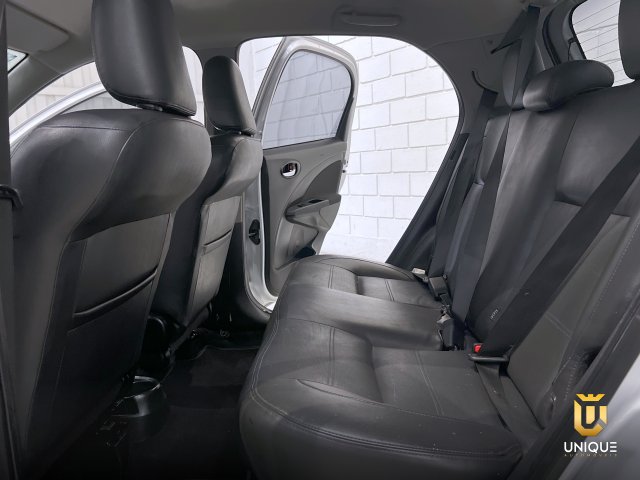 Toyota Etios Hatch 1.5 PLATINUM 16V FLEX 4P AUTOMÁTICO 2017/2018 prata à venda na Unique Automóveis em Indaiatuba — foto 12