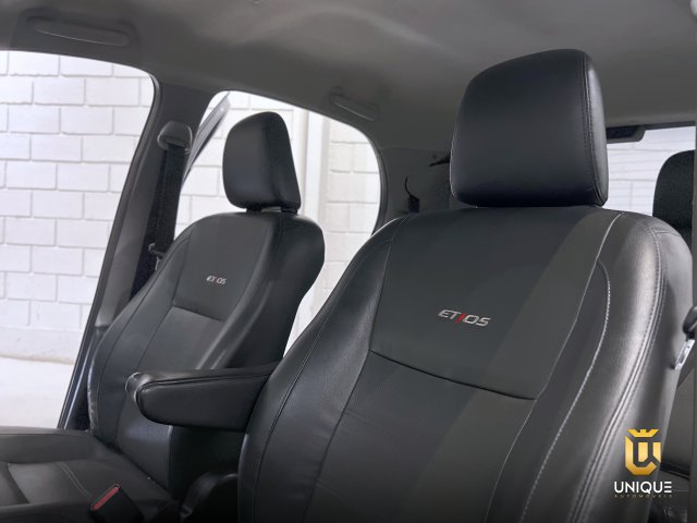 Toyota Etios Hatch 1.5 PLATINUM 16V FLEX 4P AUTOMÁTICO 2017/2018 prata à venda na Unique Automóveis em Indaiatuba — foto 13