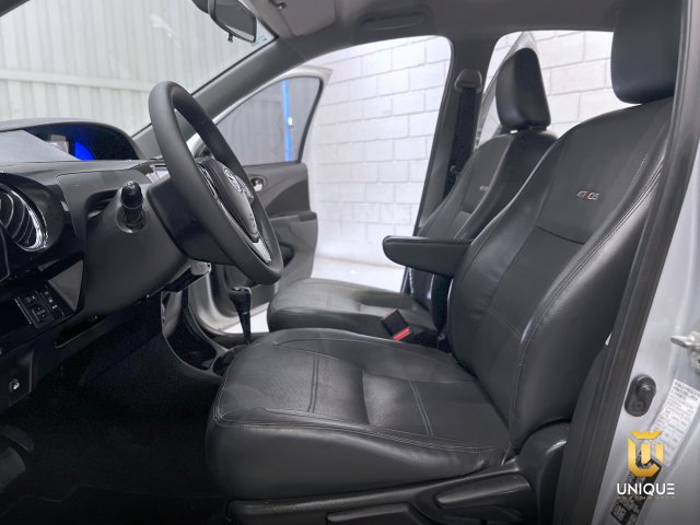 Toyota Etios Hatch 1.5 PLATINUM 16V FLEX 4P AUTOMÁTICO 2017/2018 prata à venda na Unique Automóveis em Indaiatuba — foto 14