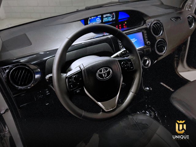 Toyota Etios Hatch 1.5 PLATINUM 16V FLEX 4P AUTOMÁTICO 2017/2018 prata à venda na Unique Automóveis em Indaiatuba — foto 18