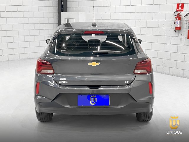 Chevrolet Onix 1.0 FLEX PLUS LT MANUAL 2023/2024 cinza à venda na Unique Automóveis em Indaiatuba — foto 5