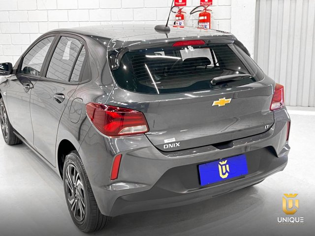 Chevrolet Onix 1.0 FLEX PLUS LT MANUAL 2023/2024 cinza à venda na Unique Automóveis em Indaiatuba — foto 6