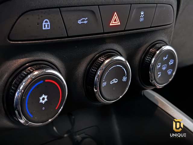Chevrolet Onix 1.0 FLEX PLUS LT MANUAL 2023/2024 cinza à venda na Unique Automóveis em Indaiatuba — foto 11