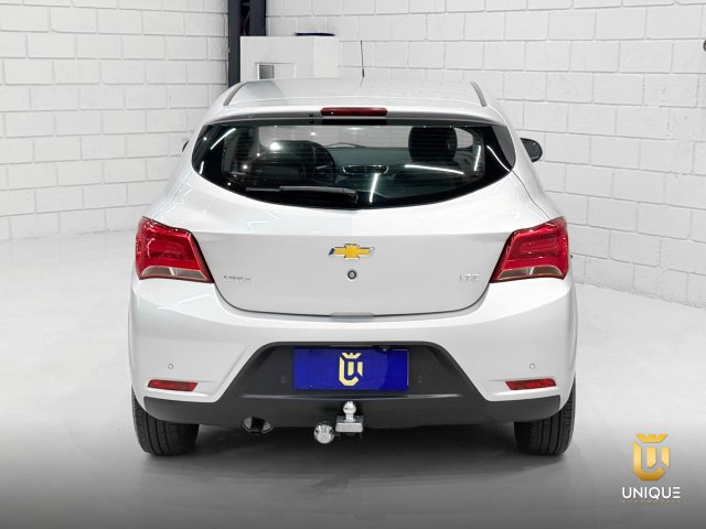 Chevrolet Onix 1.4 MPFI LTZ 8V FLEX 4P AUTOMÁTICO 2017/2018 prata à venda na Unique Automóveis em Indaiatuba — foto 5