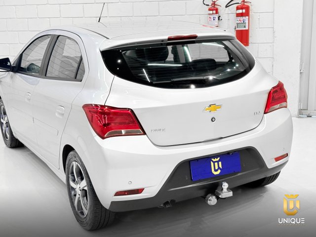 Chevrolet Onix 1.4 MPFI LTZ 8V FLEX 4P AUTOMÁTICO 2017/2018 prata à venda na Unique Automóveis em Indaiatuba — foto 6