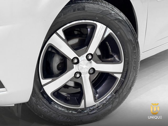 Chevrolet Onix 1.4 MPFI LTZ 8V FLEX 4P AUTOMÁTICO 2017/2018 prata à venda na Unique Automóveis em Indaiatuba — foto 7