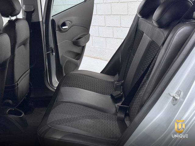 Chevrolet Onix 1.4 MPFI LTZ 8V FLEX 4P AUTOMÁTICO 2017/2018 prata à venda na Unique Automóveis em Indaiatuba — foto 17