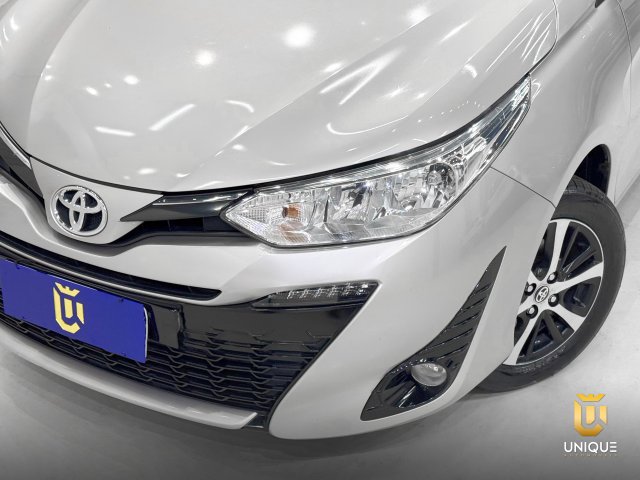 Toyota Yaris Hatch 1.5 16V FLEX XS MULTIDRIVE 2018/2019 prata à venda na Unique Automóveis em Indaiatuba — foto 3