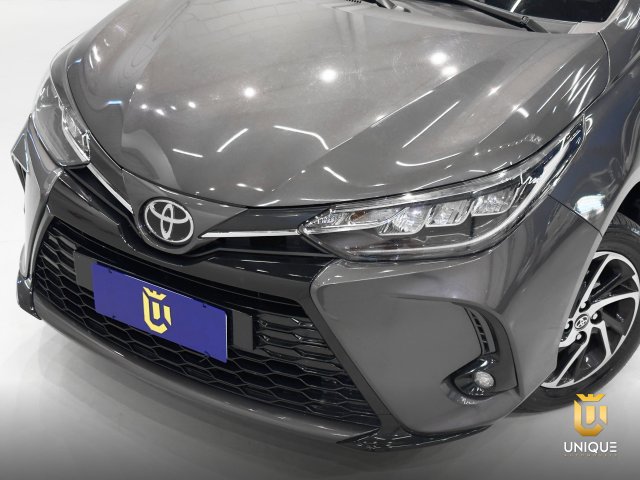 Toyota Yaris Sedan 1.5 16V FLEX SEDAN XLS CONNECT MULTIDRIVE 2022/2023 cinza à venda na Unique Automóveis em Indaiatuba — foto 3