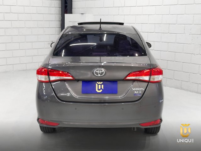 Toyota Yaris Sedan 1.5 16V FLEX SEDAN XLS CONNECT MULTIDRIVE 2022/2023 cinza à venda na Unique Automóveis em Indaiatuba — foto 5