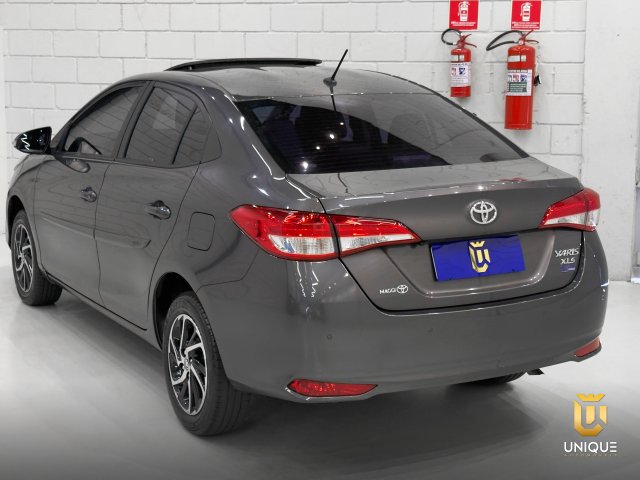 Toyota Yaris Sedan 1.5 16V FLEX SEDAN XLS CONNECT MULTIDRIVE 2022/2023 cinza à venda na Unique Automóveis em Indaiatuba — foto 6