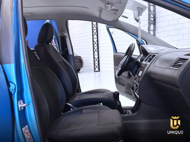 Volkswagen Fox 1.6 MSI COMFORTLINE 8V FLEX 4P MANUAL 2014/2015 azul à venda na Unique Automóveis em Indaiatuba — foto 17