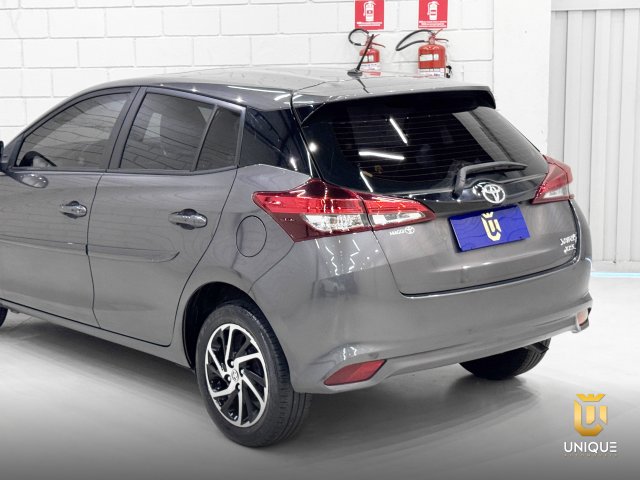 Toyota Yaris Hatch 1.5 16V FLEX XLS CONNECT MULTIDRIVE 2022/2023 cinza à venda na Unique Automóveis em Indaiatuba — foto 6