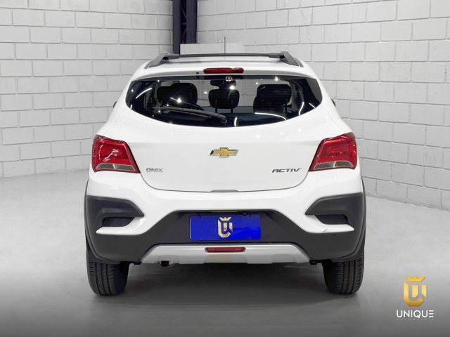 Chevrolet Onix 1.4 MPFI ACTIV 8V FLEX 4P MANUAL 2018/2019 branco à venda na Unique Automóveis em Indaiatuba — foto 5