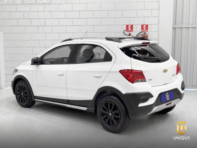 Chevrolet Onix 1.4 MPFI ACTIV 8V FLEX 4P MANUAL 2018/2019 branco à venda na Unique Automóveis em Indaiatuba — foto 6