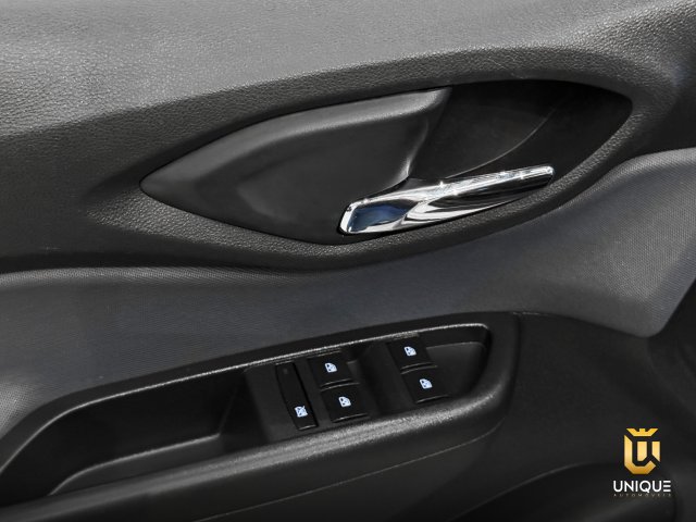 Chevrolet Onix 1.4 MPFI ACTIV 8V FLEX 4P MANUAL 2018/2019 branco à venda na Unique Automóveis em Indaiatuba — foto 12