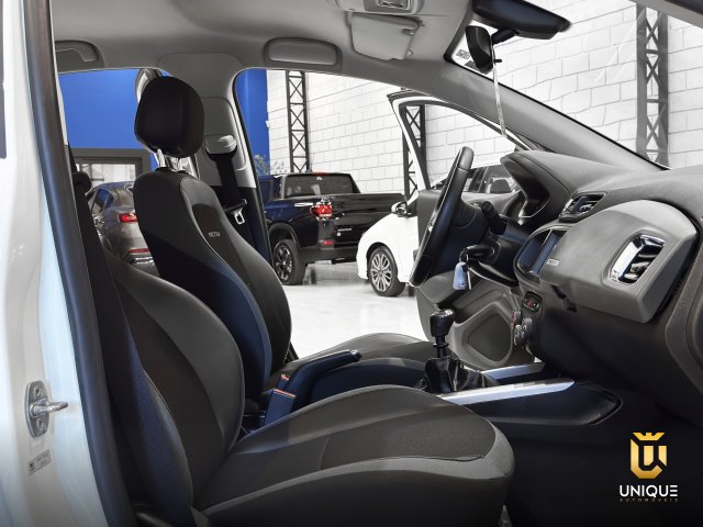 Chevrolet Onix 1.4 MPFI ACTIV 8V FLEX 4P MANUAL 2018/2019 branco à venda na Unique Automóveis em Indaiatuba — foto 17