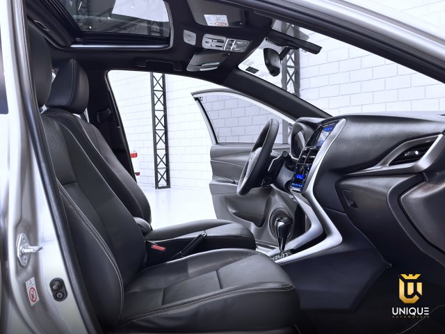 Toyota Yaris Hatch 1.5 16V FLEX XLS MULTIDRIVE 2019 prata à venda na Unique Automóveis em Indaiatuba — foto 17